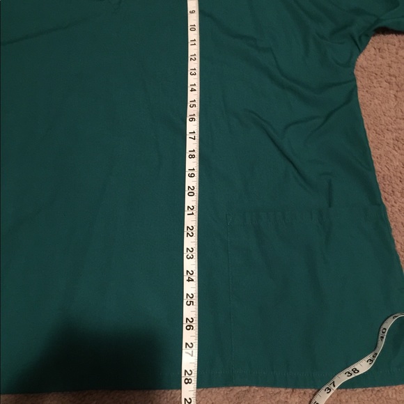 Assorted women’s XL scrub tops - Picture 5 of 7